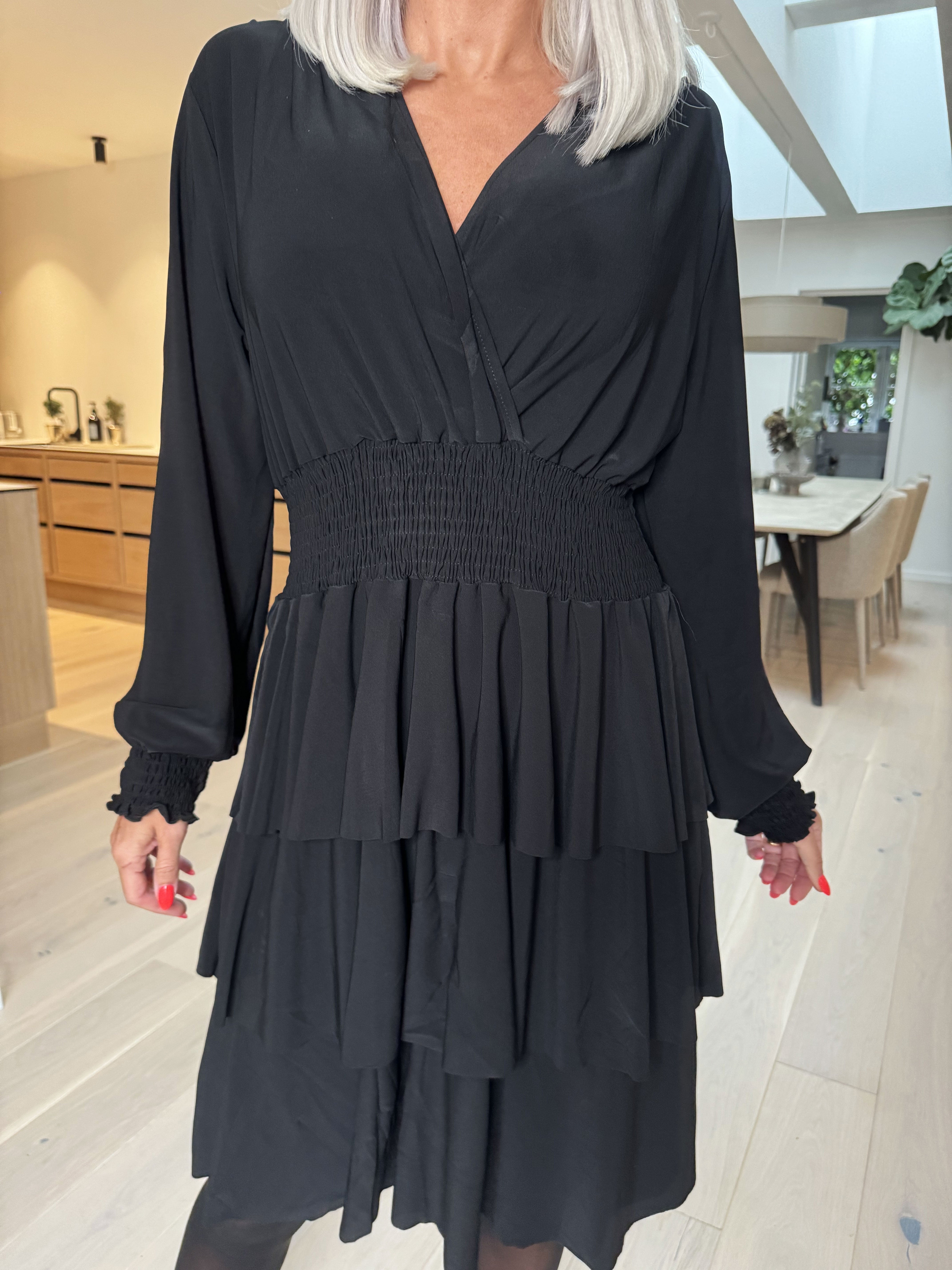 Pams Plain Frills - Söt enfärgad klänning med resår och volanger